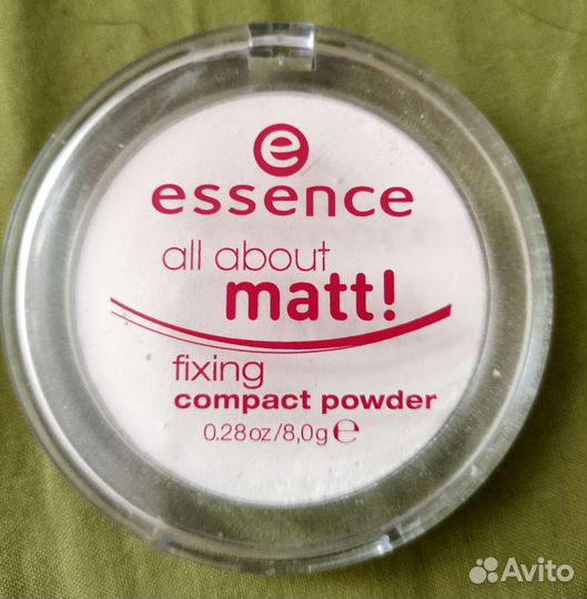 Белая польская матирующая компактная пудра essence