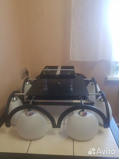 Металлическая люстра со стеклянными плафонами