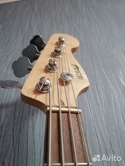 Бас гитара с комбоусилителем