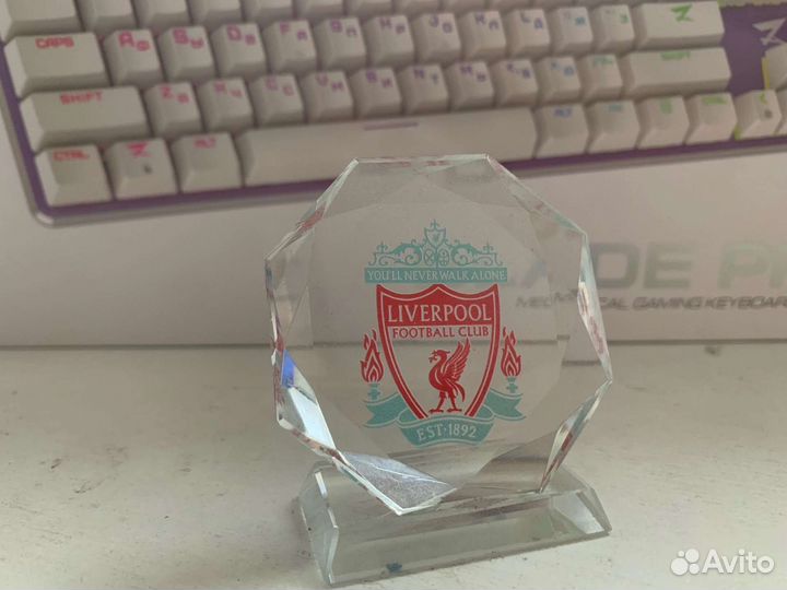 Стеклянная статуэтка: