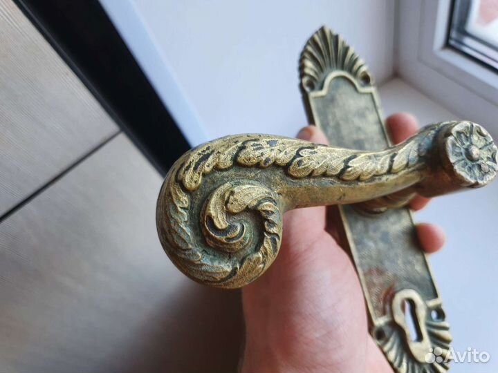 Бронзовая дверная ручка