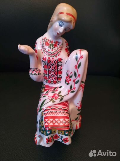 Статуэтка вышивальщица