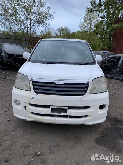 Стекло двери заднее левое Toyota Noah R60
