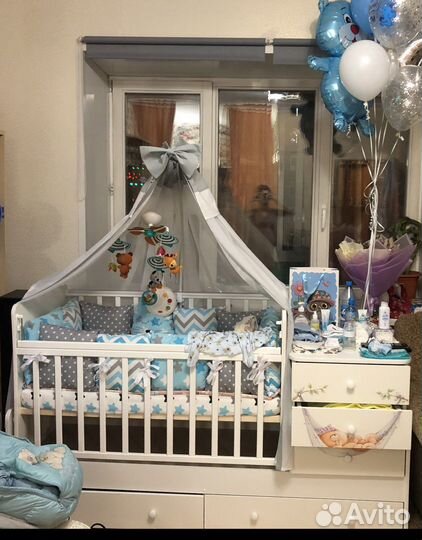 Детская кроватка с маятником