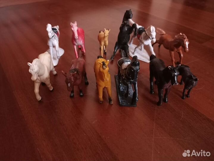 Фигурки лошадей