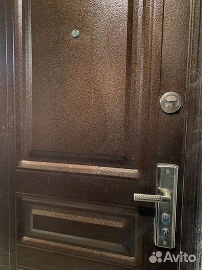 Дверь входная металлическая, с новостройки