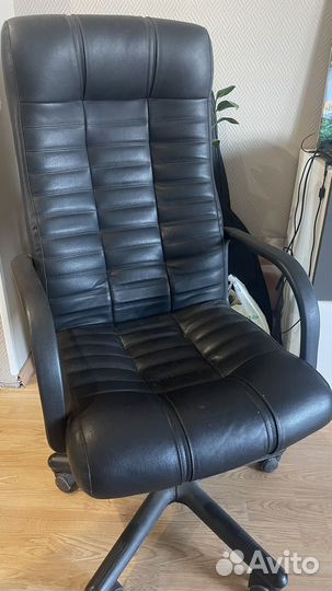 Офисное кожаное кресло
