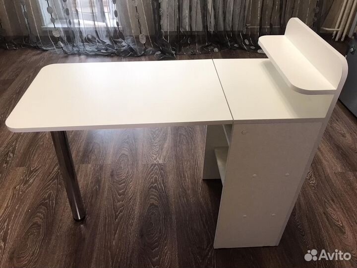 Маникюрный стол