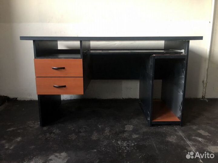 Стол для компьютера с ящиками