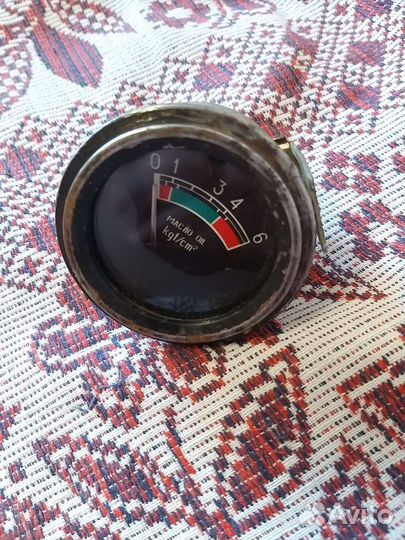 Манометр для измерения давления масла в двигателе