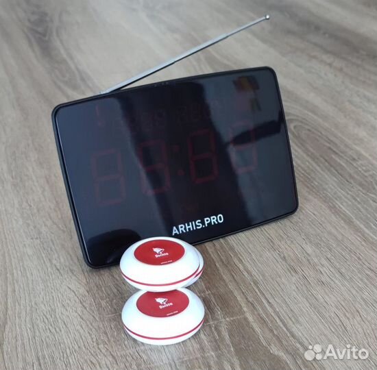 Кнопка вызова официанта и табло отображения вызова