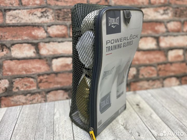 Боксерские перчатки Everlast Powerlock Hook белые