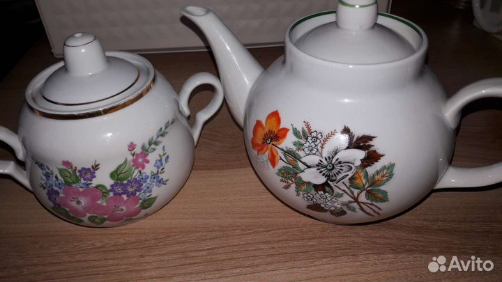 Фарфоровые тарелки ссср,заварник,сахарница