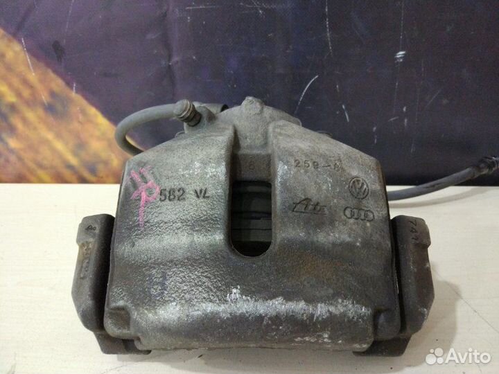 Суппорт передний правый Volkswagen Passat Variant