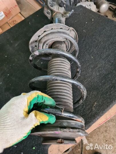 Амортизатор передний Nissan X-Trail T30 2003