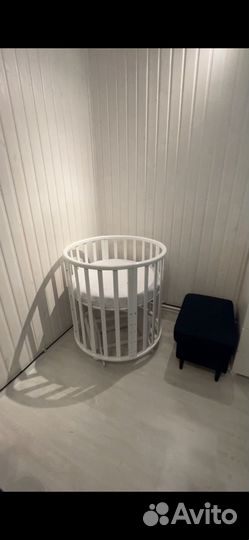 Детская кроватка с маятником