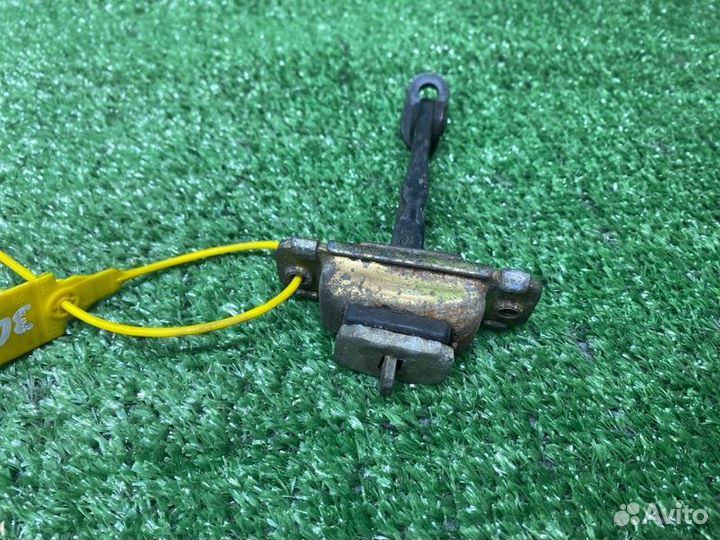 Ограничитель двери передний левый Hyundai Sonata 5