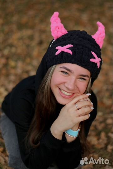 Шапка черная унисекс вязаная вручную с рогами