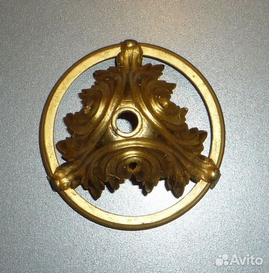 Деталь старинной люстры