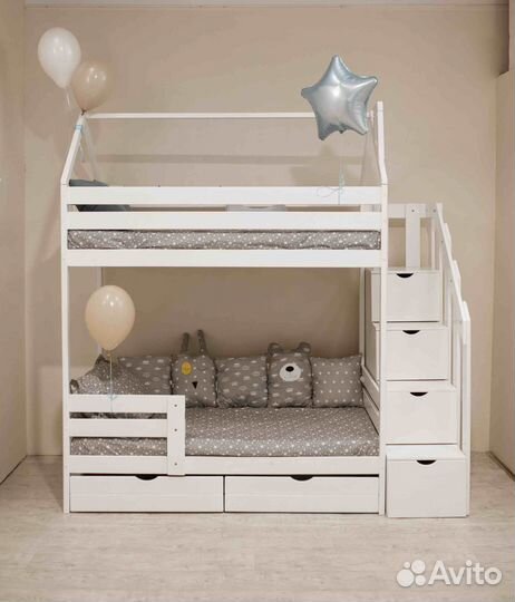 Двухъярусная кровать Домик с лестницей комодом