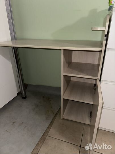 Маникюрный стол