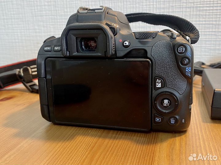 Зеркальный фотоаппарат Canon EOS 200d