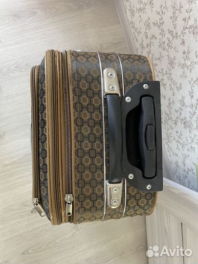 Чемодан на колесах