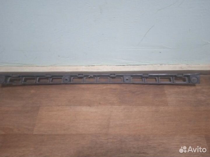 Кронштейн заднего бампера центральный Volkswagen