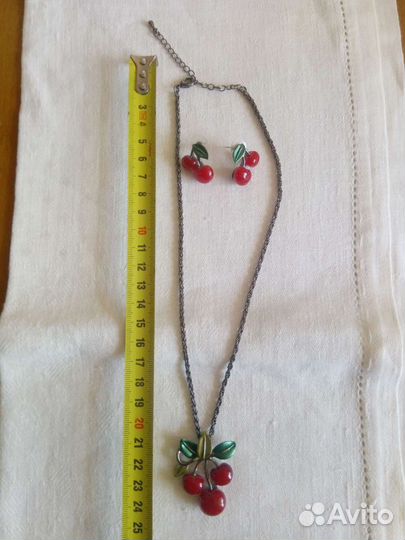 Серьги с кулоном на цепочке Вишенки