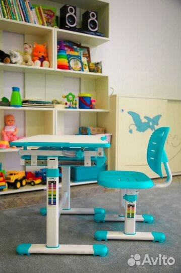 Детская растущая мебель стол - парта и стул