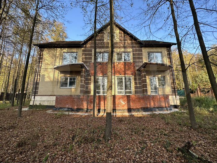 Коттедж 870 м² на участке 21 сот.