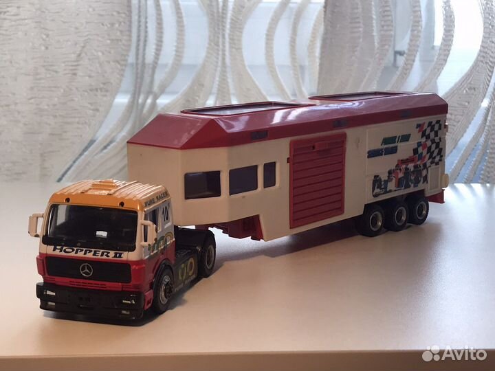 Модель тягача Mercedes с прицепом