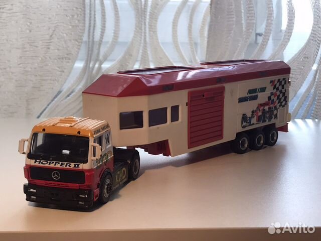 Модель тягача Mercedes с прицепом
