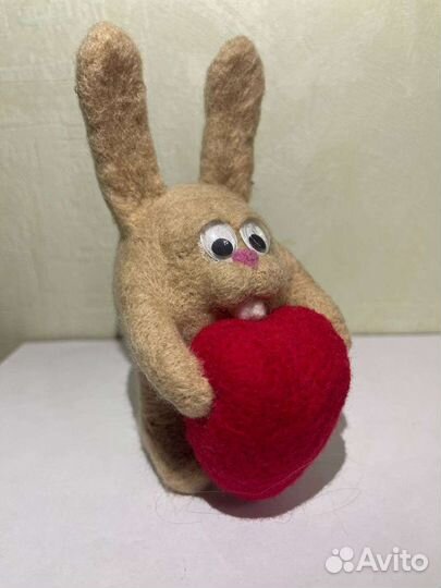Валяная игрушка Заяц-сердцеед