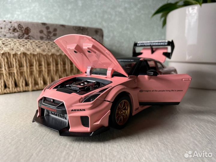 Модель автомобиля Nissan GT-R R-35 металл 1:24