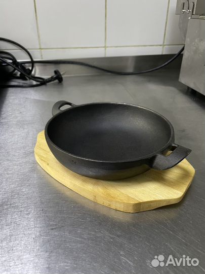 Чугунная сковорода для подачи