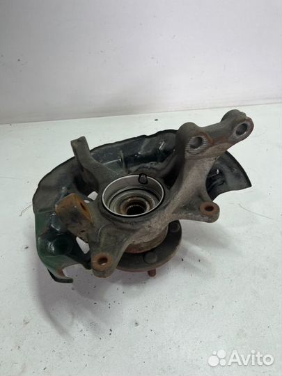 Цапфа со ступицей передняя левая Toyota Camry