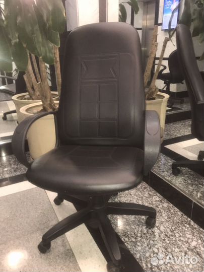 Кресло кожаное офисное