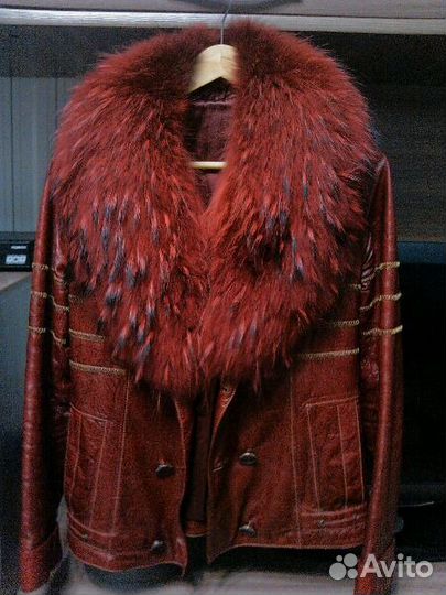 Красивая кожаная куртка с натуральным воротником