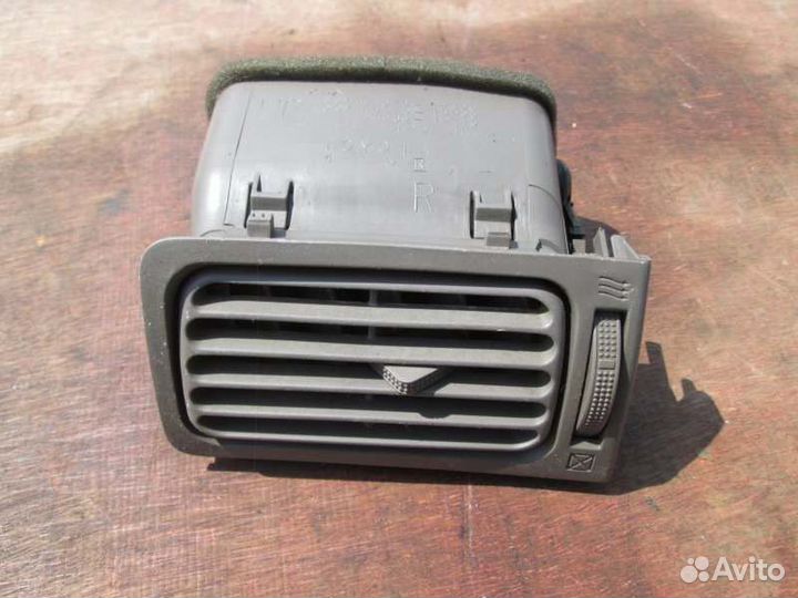 Дефлектор правый Toyota Corolla Fielder NZE124