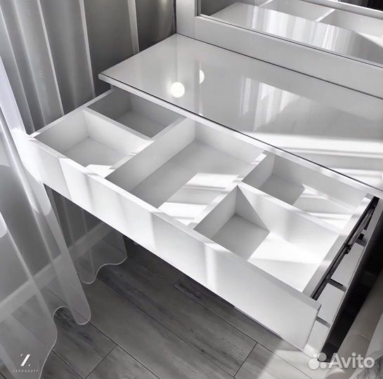 Туалетный столик и гримёрное зеркало для визажиста