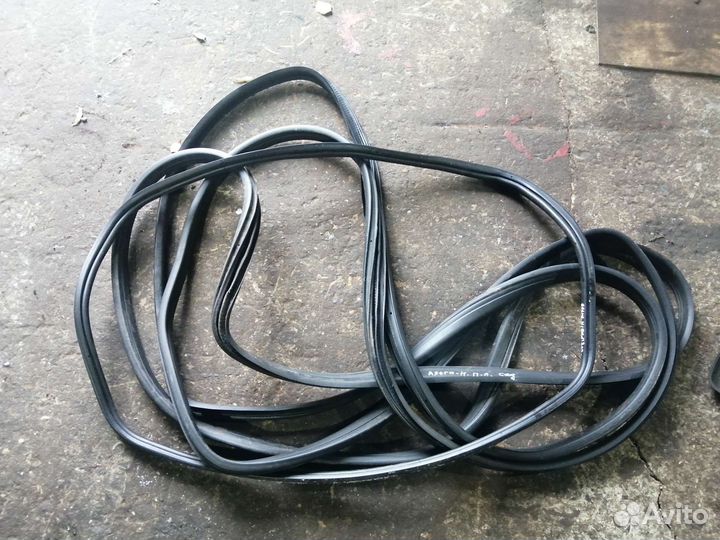 Уплотнитель двери Opel Astra H седан