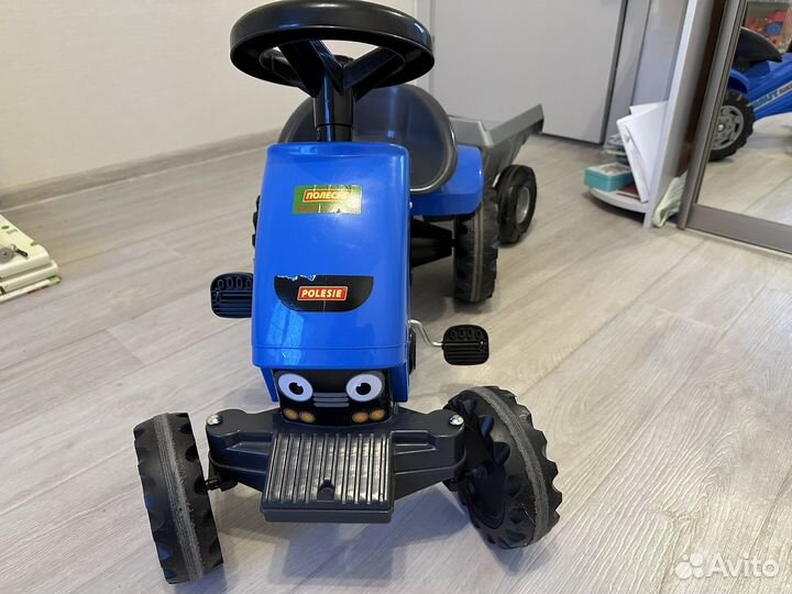 Синий трактор каталка с прицепом