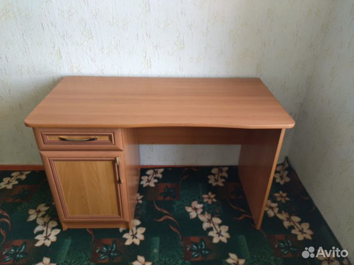 Письменный стол для школьника /для офиса