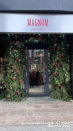 Украшение елками входа