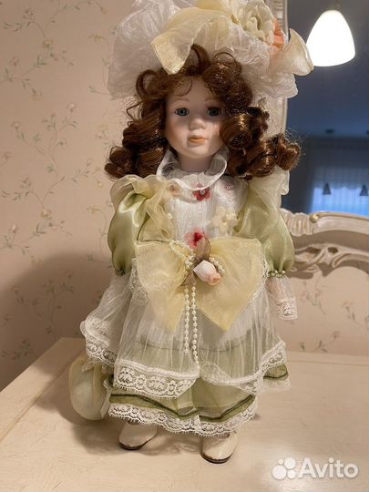 Кукла фарфоровая