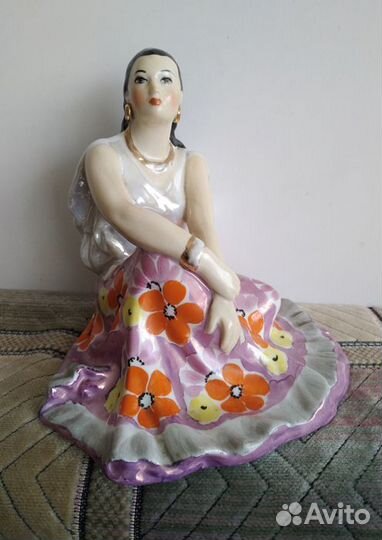 Фарфоровая статуэтка 