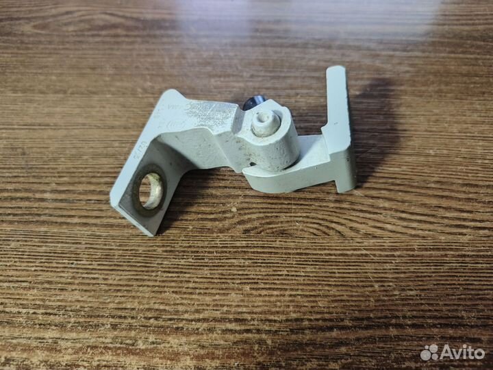 Петля двери передн правой верхняя Skoda Octavia A7