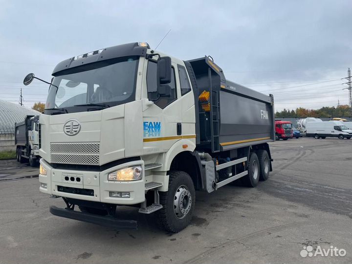 Водитель самосвала трёхосный