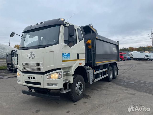 Водитель самосвала трёхосный